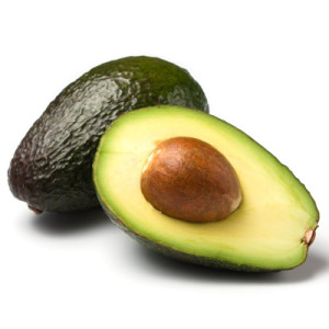 ganze und halbe avocado isoliert auf weiss