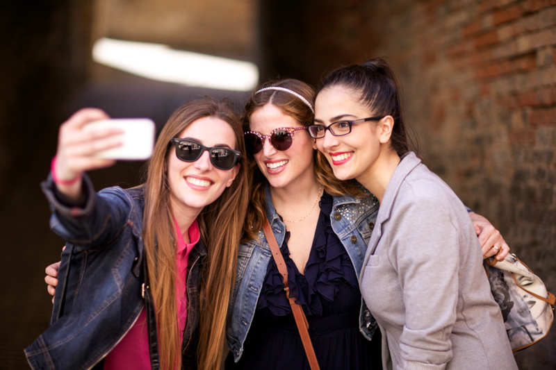 grandi ragazze!! e' sempre bello incontrarvi cosi' per caso :-)