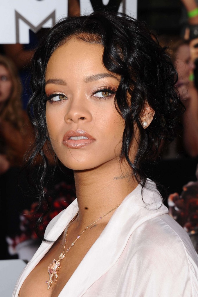 Rihanna-Hot-Photos-at-2014-MTV-Movie-Awards--02