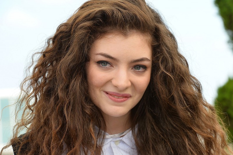 Lorde al naturale: che ne dite? Meglio così o coi rossetti scuri?