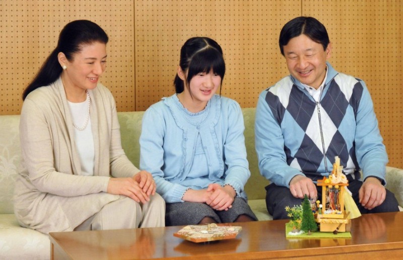 Ecco Masako, Aiko e Naruhito poco tempo fa.. magari tra qualche annetto potrò fare un coolspotting proprio su Aiko!