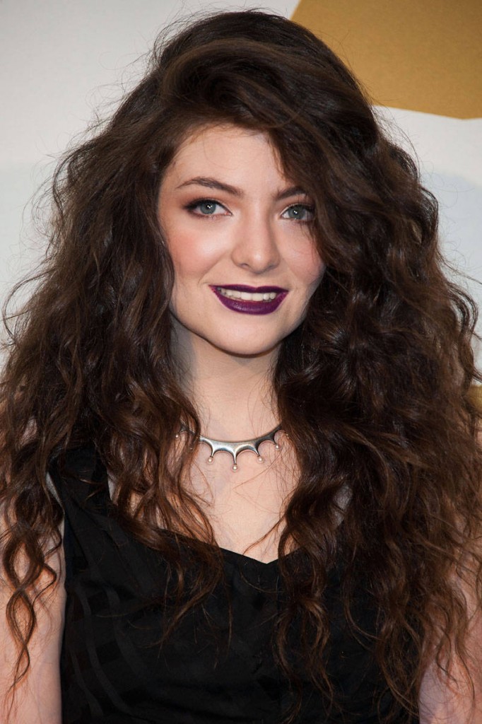 elle-lorde-lipstick-game-mauve-v-xln