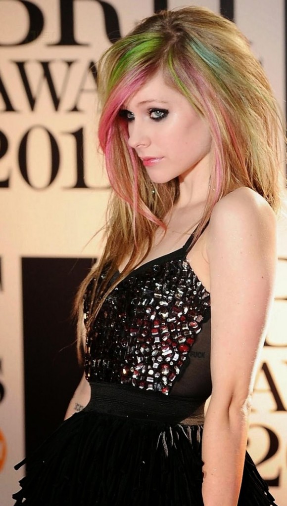 avril-lavigne-pink-and-green-hair-style