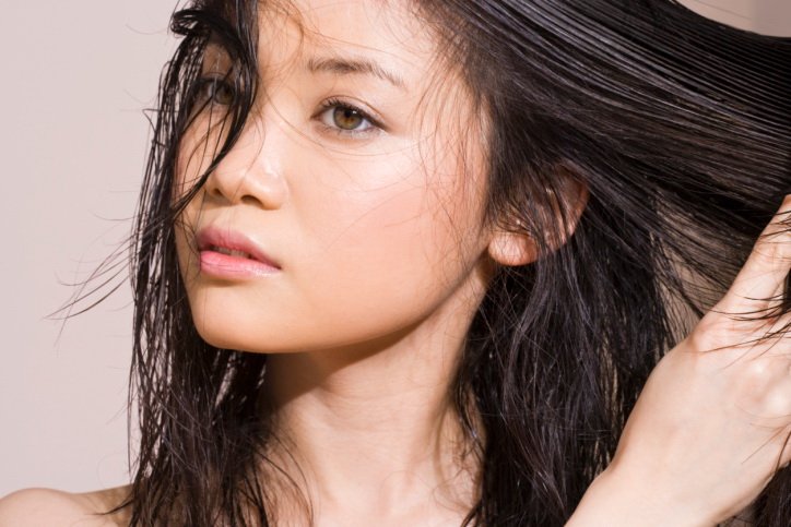 cliomakeup-capelli-grassi-unti-consigli-rimedi-naturali-ragazza-asiatica