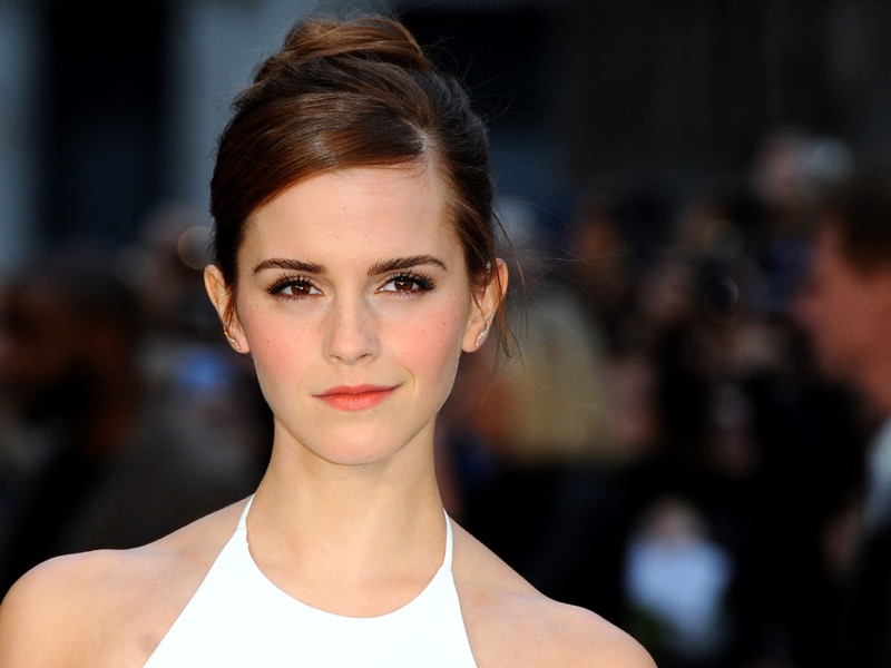 ClioMakeUp-doppio-mento-contouring-capelli-accessori-emma-watson-raccolto