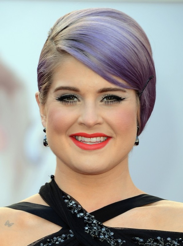 ClioMakeUp-doppio-mento-contouring-capelli-accessori-kelly-osbourne