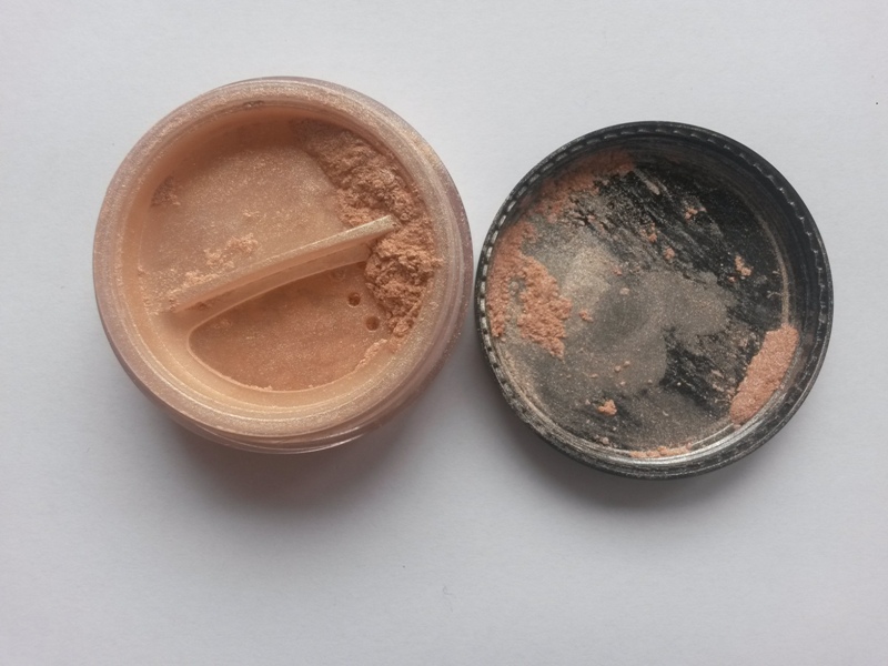 ClioMakeUp-neve-cosmetics-ombraluce-duo-contouring-minerale-ombra-light-macro