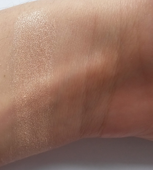 ClioMakeUp-neve-cosmetics-ombraluce-duo-contouring-minerale-ombra-light-swatch