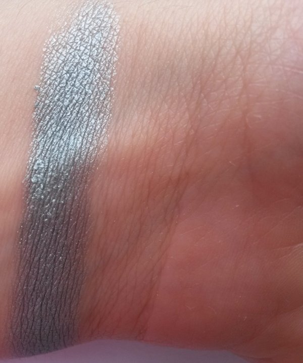 ClioMakeUp-recensione-Essence-I-Love-Soft-Metals-Eyeshadow-Swatch-02