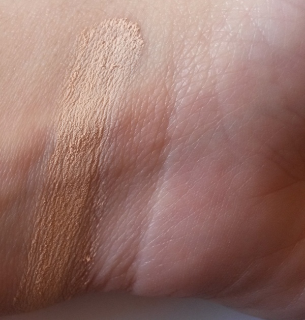 ClioMakeUp-recensione-essence-soft-touch-mousse-concealer-10-soft-beige-swatch