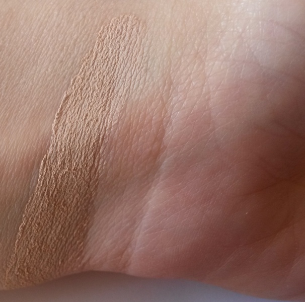 ClioMakeUp-recensione-essence-soft-touch-mousse-concealer-20-soft-sand-swatch