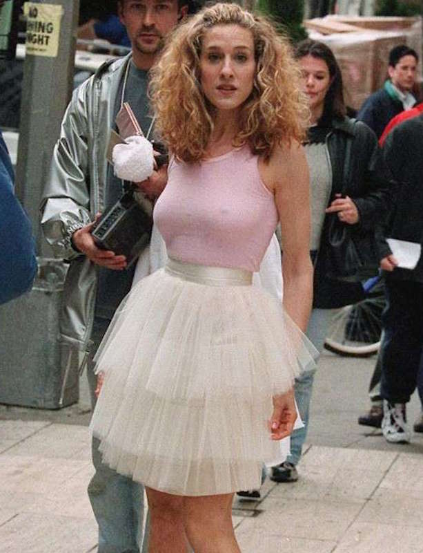 ClioMakeUp-braless-reggiseno-senza-Sex-and-the-City-Opening-Credits-carrie-bradshaw.jpg