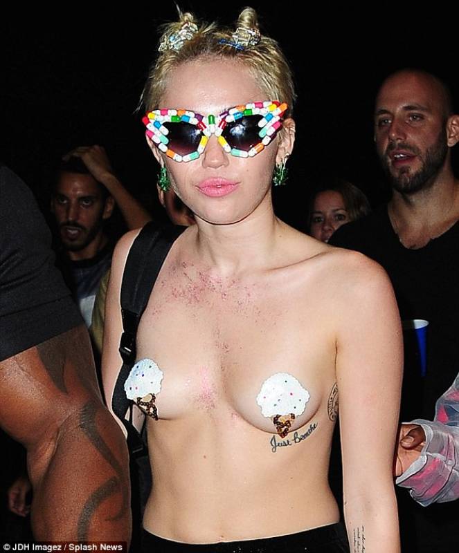 ClioMakeUp-moda-senza-reggiseno-star-miley-cyrus