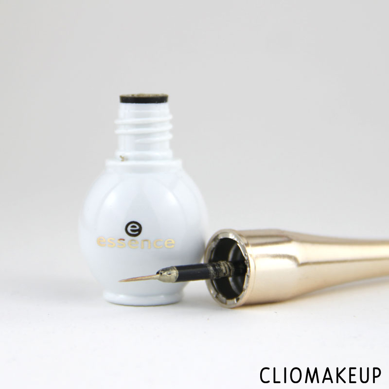 cliomakeup-recensione-the-little-xmas-factory-gold-eyeliner-essence-3