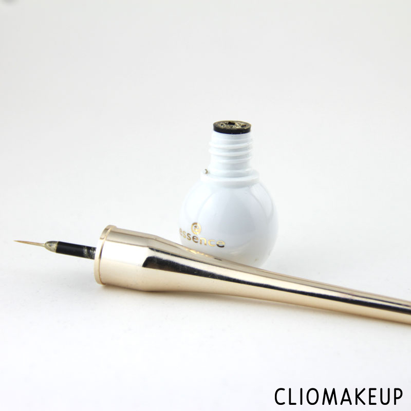 cliomakeup-recensione-the-little-xmas-factory-gold-eyeliner-essence-4