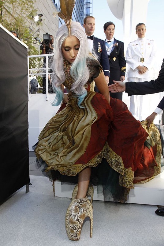 ClioMakeUp-scarpe-famose-celebrities-film-lady-gaga-alexander-mcqueen