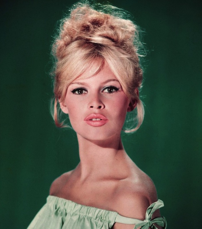 ClioMakeUp-frangia-a-tendina-brigitte-bardot-trend-capelli-acconciature-look-giorno-sera--7