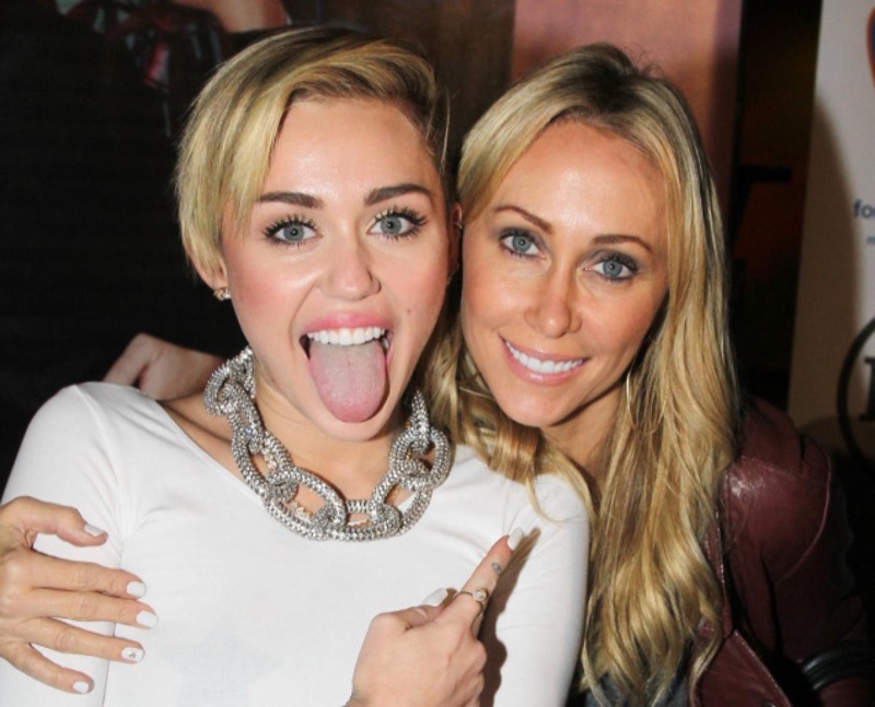 ClioMakeUp-genitori-agenti-celebrity-manager-vip-miley-cyrus-mamma