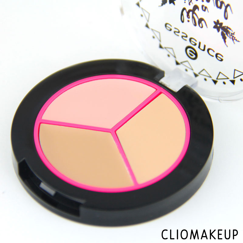 cliomakeup-recensione-correttore-life-is-a-festival-peace-concealer-palette-essence-4