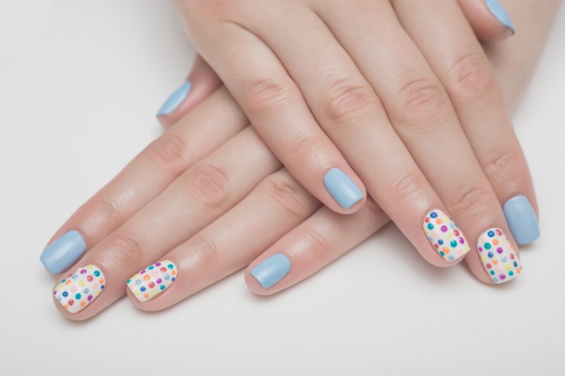 ClioMakeUp-nail-art-unghie-corte-facili-semplici-eleganti-moda-manicure-pois-righe-puntini-16