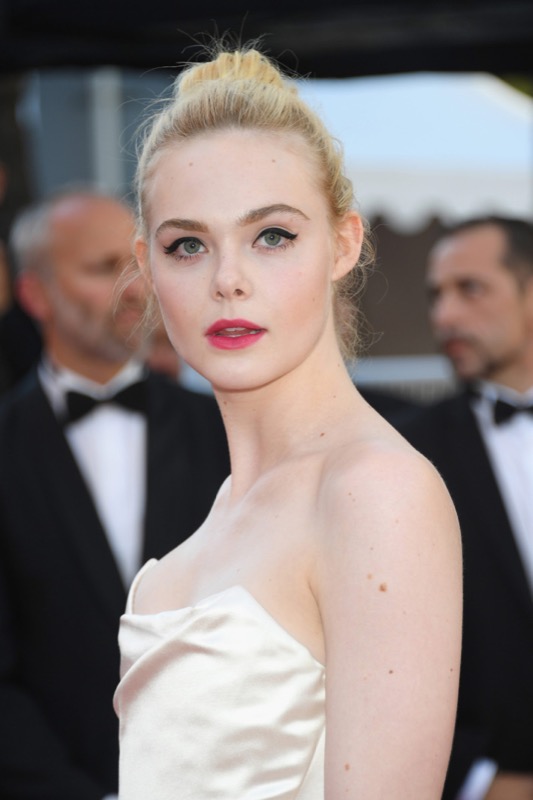 cliomakeup-capelli-champagne-pop-16-dakota-fanning