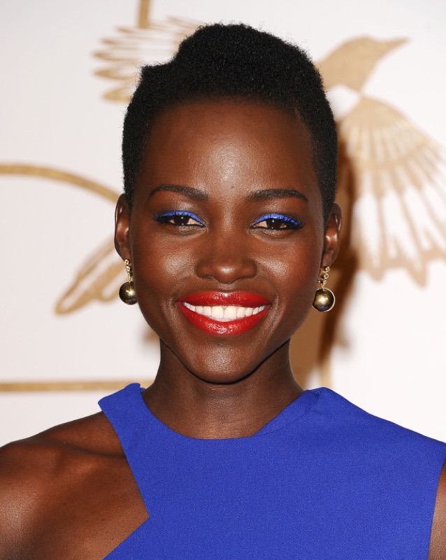 cliomakeup-migliori-matite-occhi-marroni-10-lupita-njong.jpg