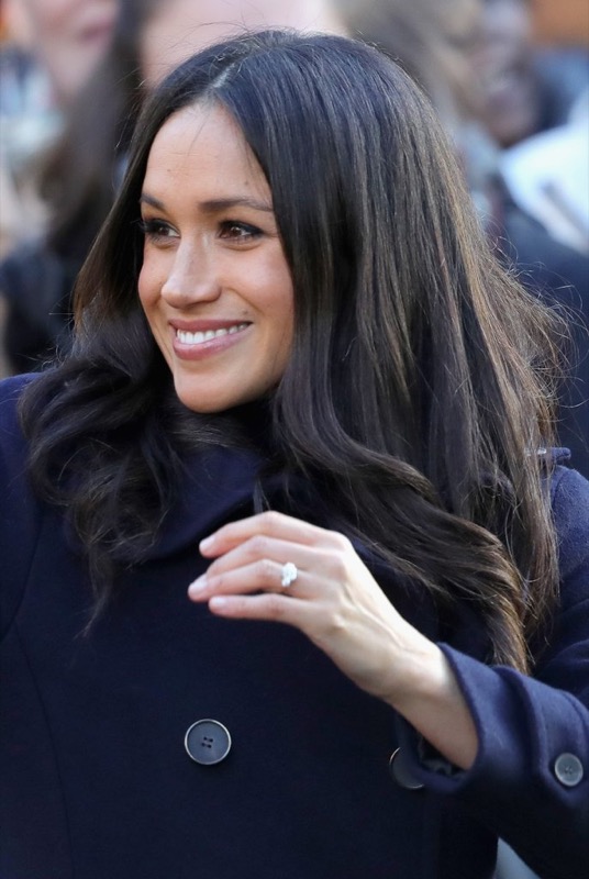 cliomakeup-meghan-markle-beauty-routine-9-piega-liscia