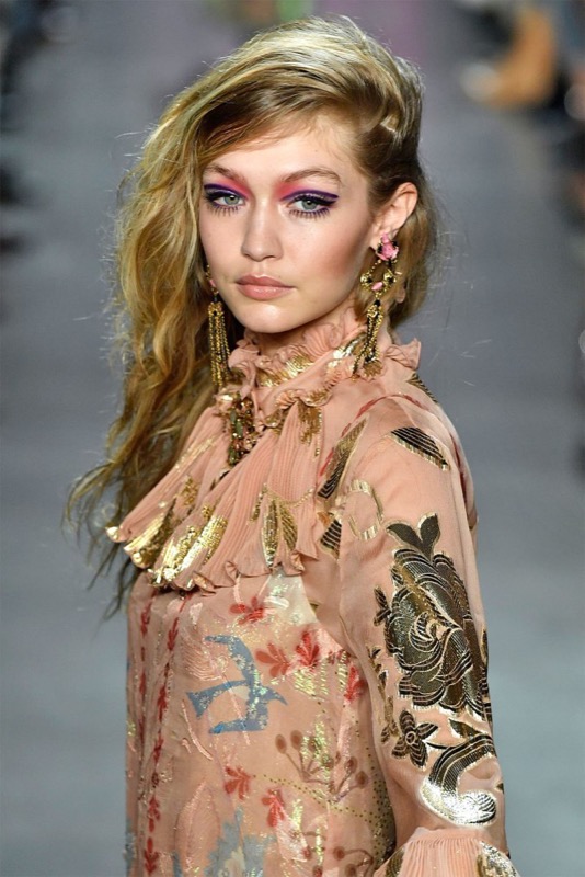 14-cliomakeup-blog-nyfw-2018-tendenze-beauty-gigi-hadid-anna-sui-14.jpg