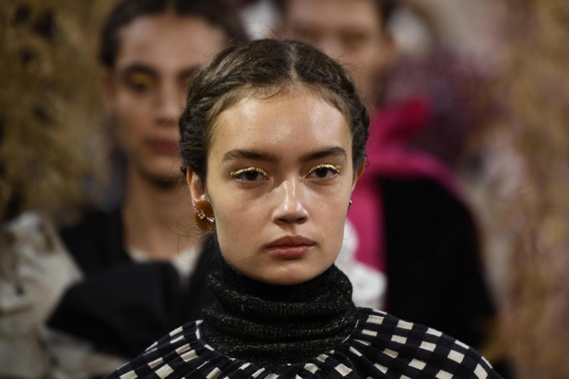 20cliomakeup-blog-nyfw-2018-beauty-trends-ulla-johnson-glitter-20