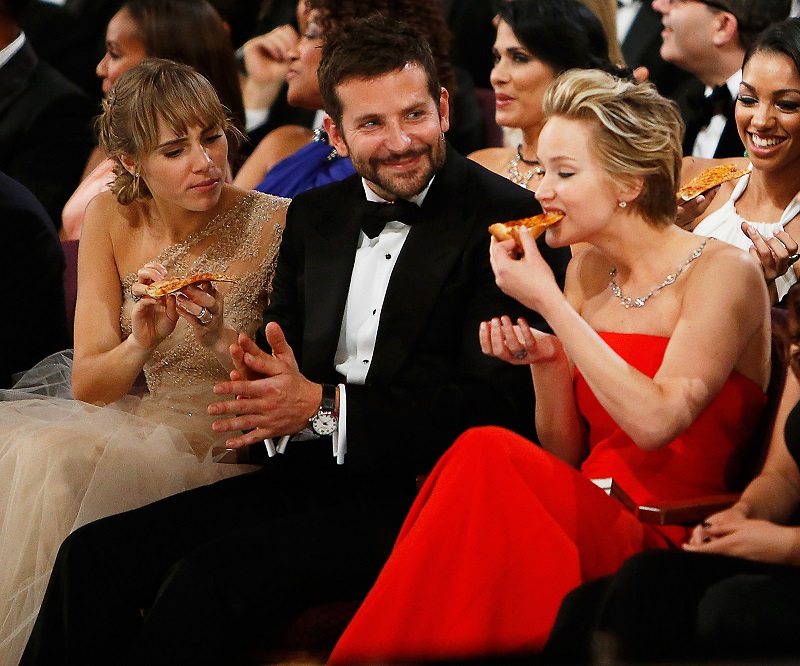 cliomakeup-prova-costume-jennifer-lawrence-bradley-cooper-suki-waterhouse-pizza-19.jpg