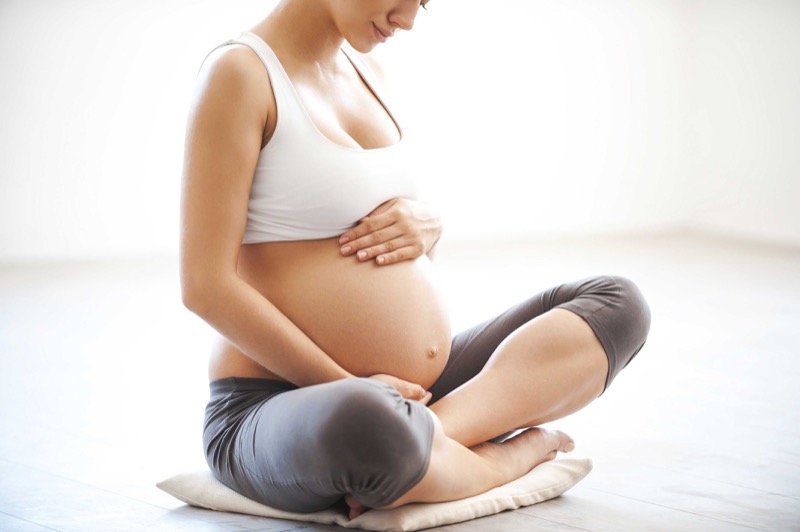 cliomakeup-yoga-benefici-corpo-11-pre-maman.jpg