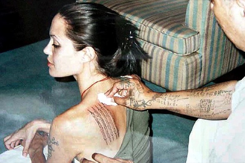 cliomakeup-tatuaggio-sulla-schiena-8-angelina-jolie