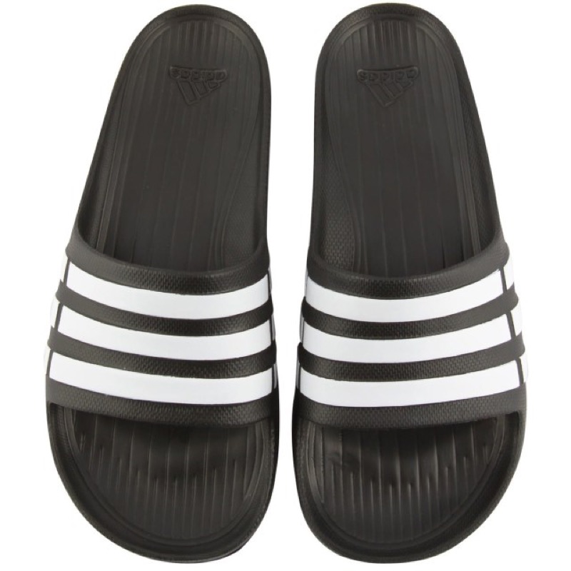 cliomakeup-come-vestire-sporty-chic-2-pool-slides