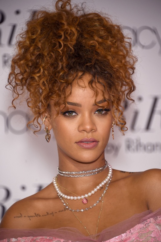 ClioMakeUp-tendenze-capelli-ricci-2019-9-rosso-ramato-rihanna.jpg