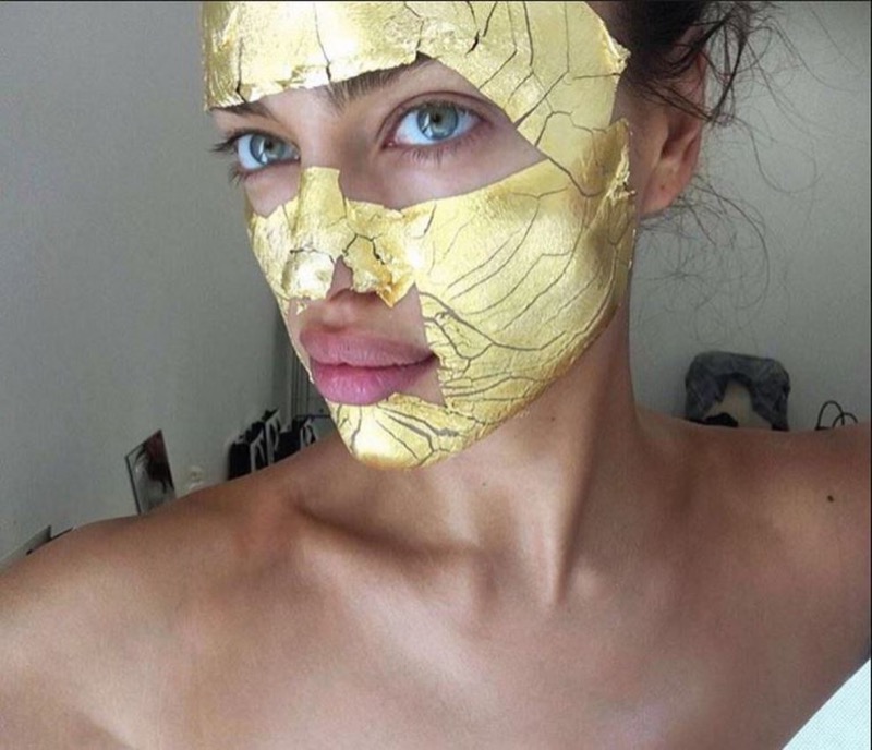 cliomakeup-tatuaggio-elimina-occhiaie-stranezze-beauty-3-irina-gold-mask