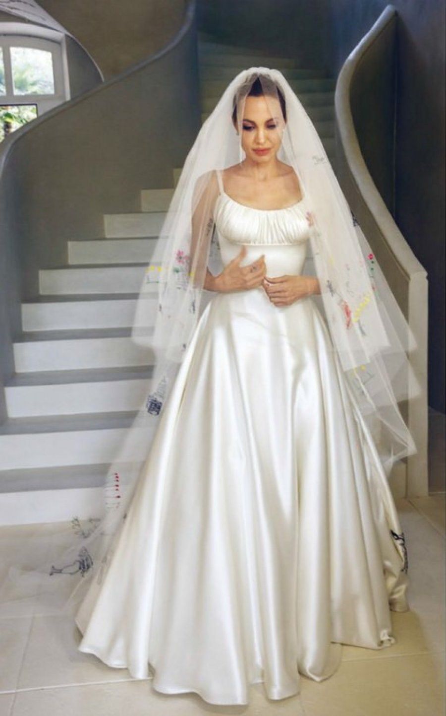 cliomakeup-abiti-sposa-stravaganti-star-angelina-jolie