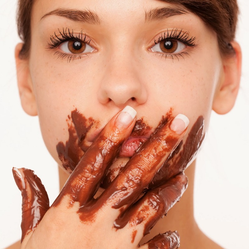 cliomakeup-alimenti-amici-buon-umore-17-eating-chocolate