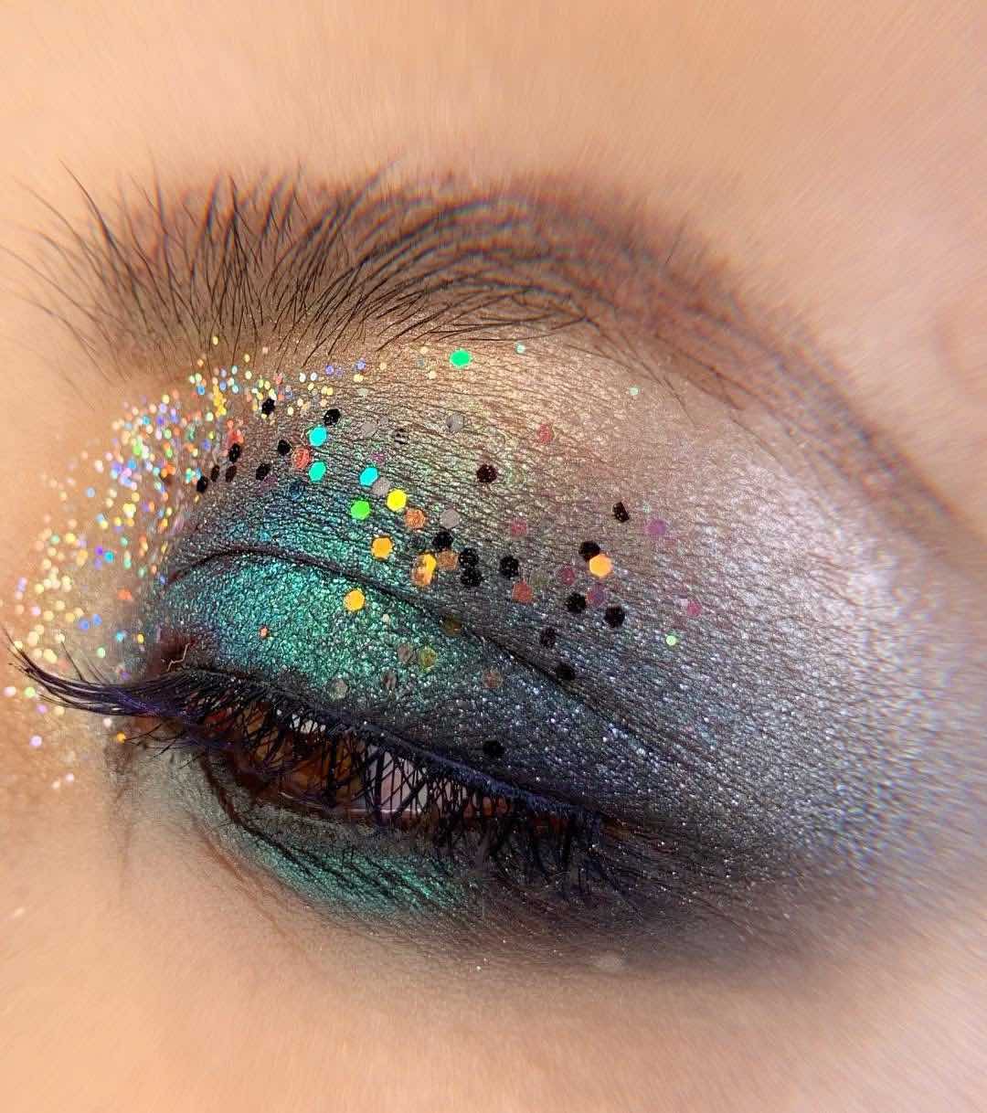 cliomakeup-ricreare-makeup-coachella-5-glitter-portabili-palpebra