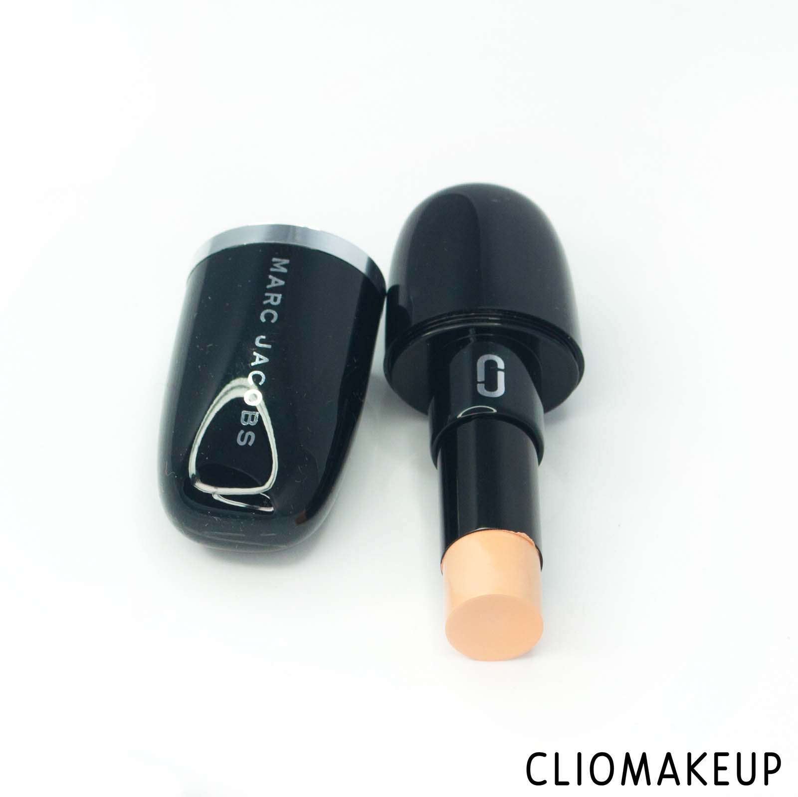 cliomakeup-recensione-correttore-marc-jacobs-accomplice-concealer-e-touch-up-stick-5