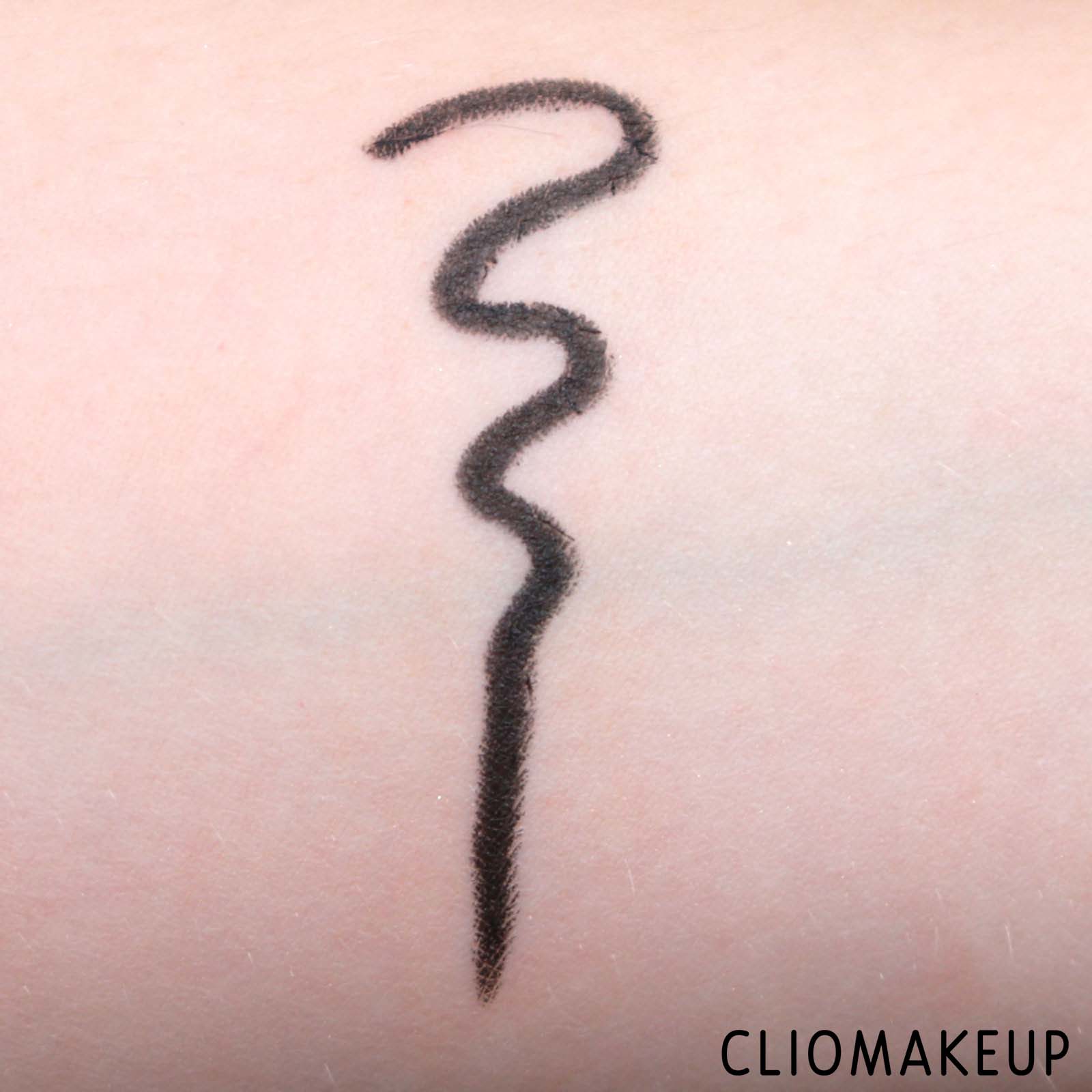 cliomakeup-recensione-matita-revlon-so-fierce-vinyl-eyeliner-7