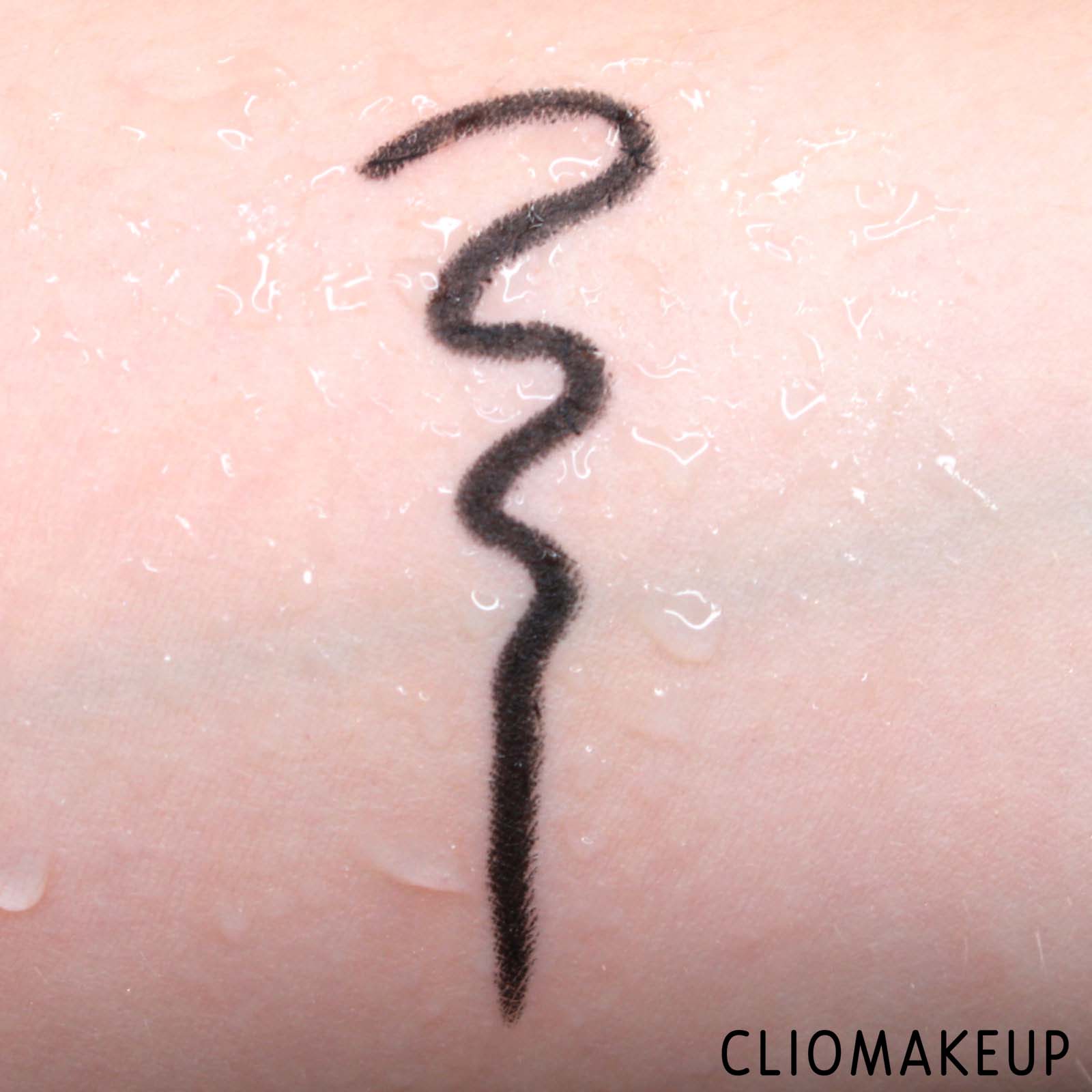 cliomakeup-recensione-matita-revlon-so-fierce-vinyl-eyeliner-8