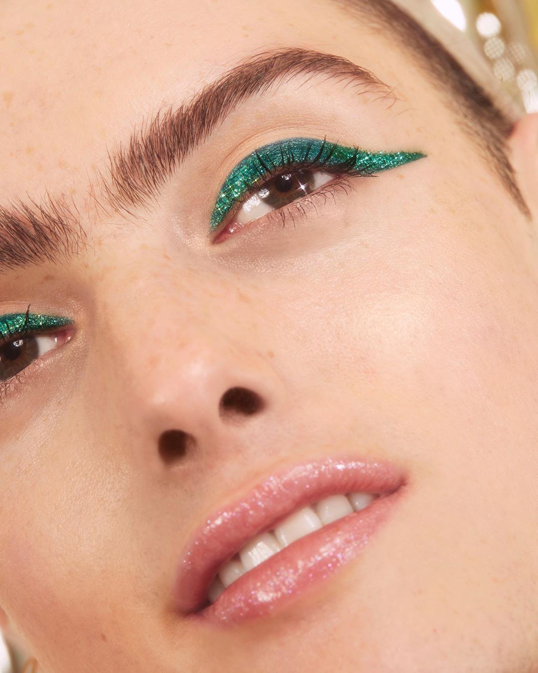 Cliomakeup-eyeliner-primavera-estate-2019-3-eyeliner-glitter-verde