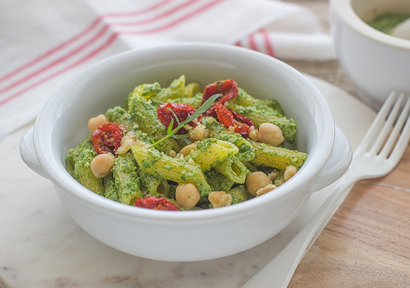 cliomakeup-ricette-pranzo-spiaggia-12-pasta-pesto-pomodorini-ceci