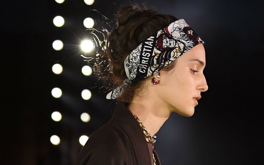 ClioMakeUp-turbante-capelli-estate-2019-6-dior-cruise-2020-foulard