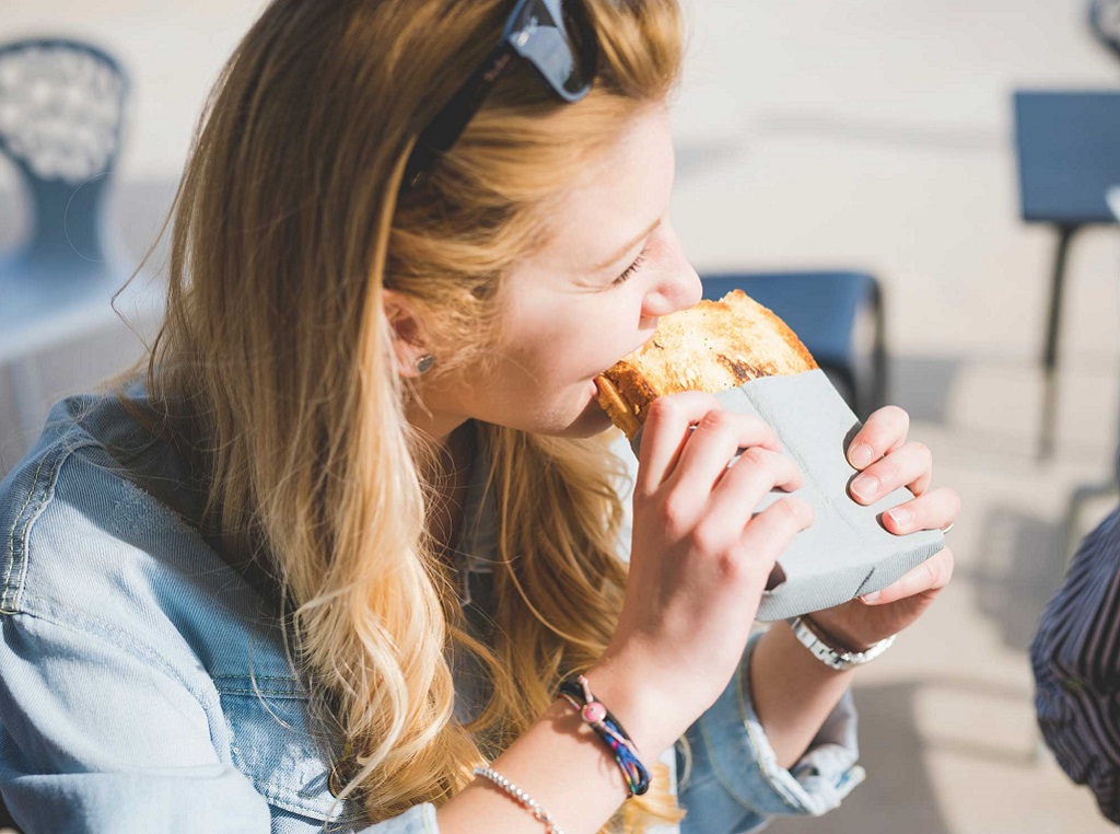 cliomakeup-eliminare-il-glutine-1-eating-bread