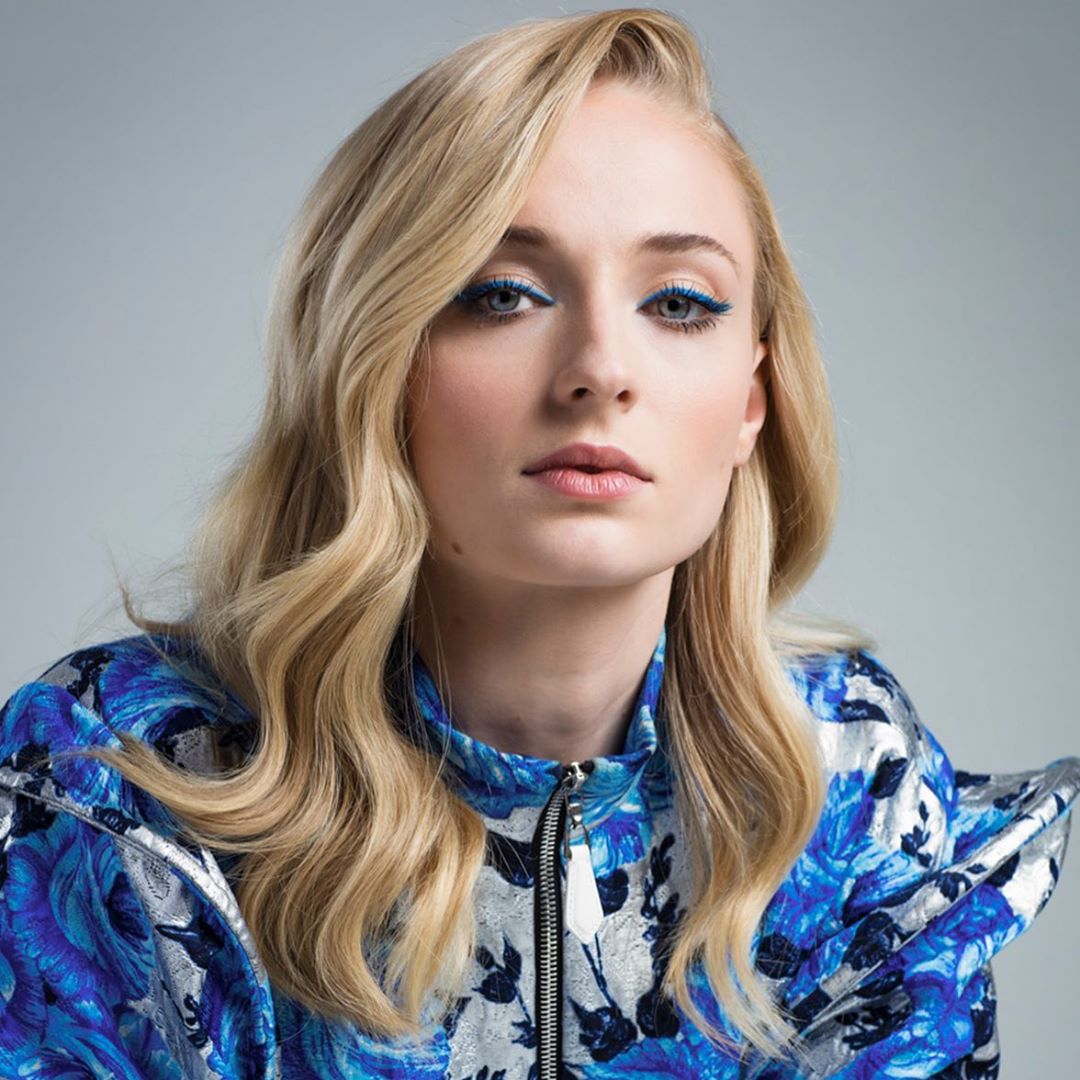 Cliomakeup-trucco-cerimonia-5-sophie-turner-eyeliner-blu