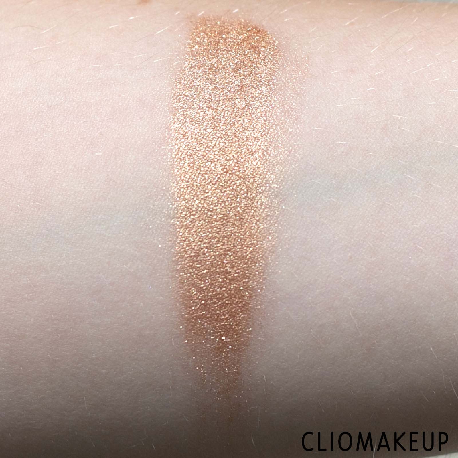 cliomakeup-recensione-cipria-illuminante-lottie-london-imogenation-ultra-glow-loose-highlighting-powder-6