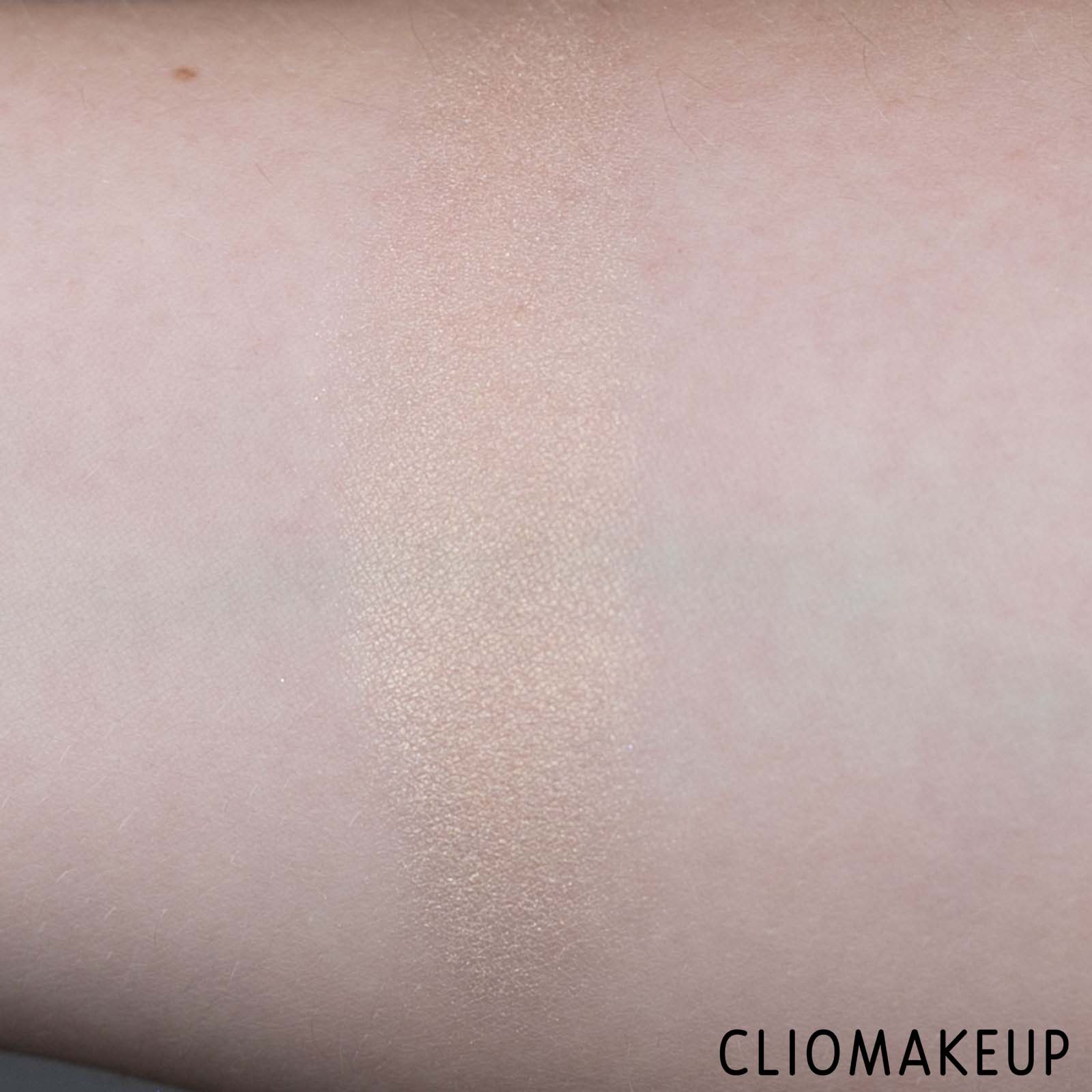 cliomakeup-recensione-cipria-illuminante-lottie-london-imogenation-ultra-glow-loose-highlighting-powder-9