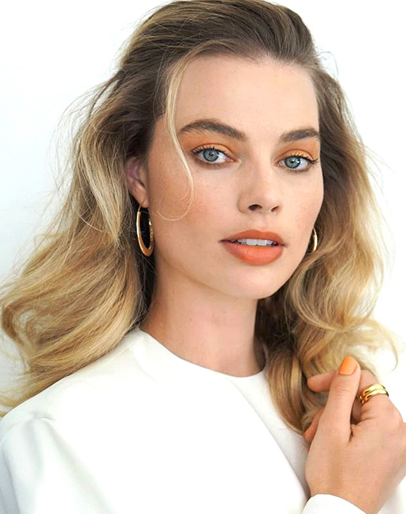 cliomakeup-tendenza-unghie-colori-pop-estate-2-arancione-margot-robbie