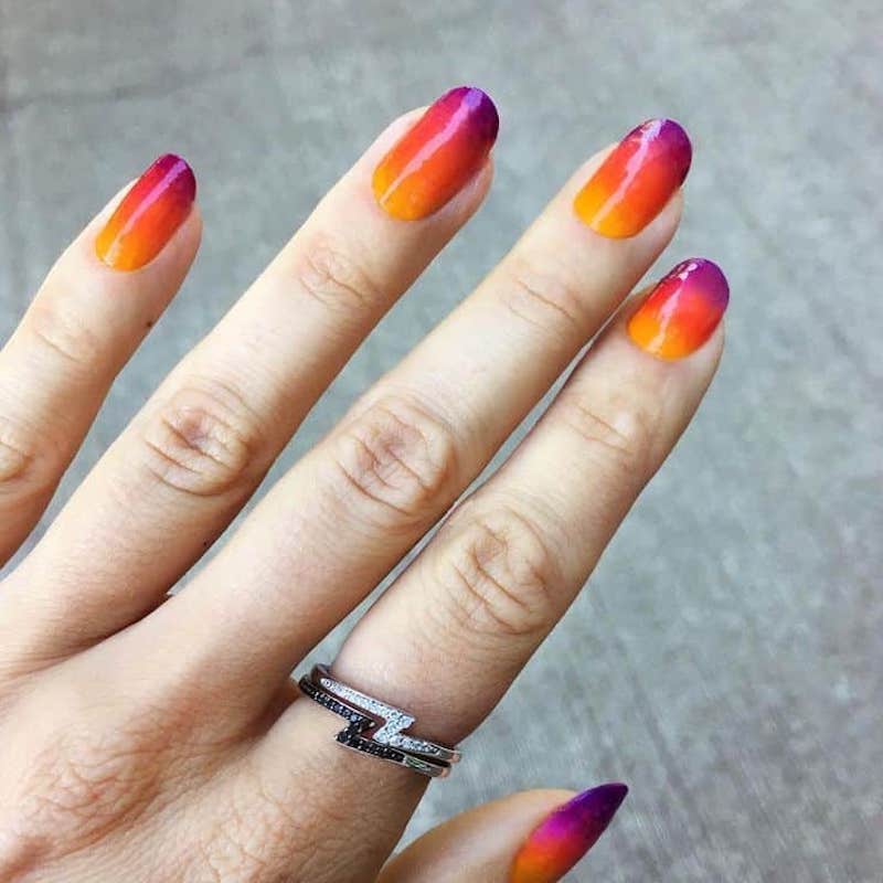 cliomakeup-tendenza-unghie-colori-pop-estate-5-sunset-nails